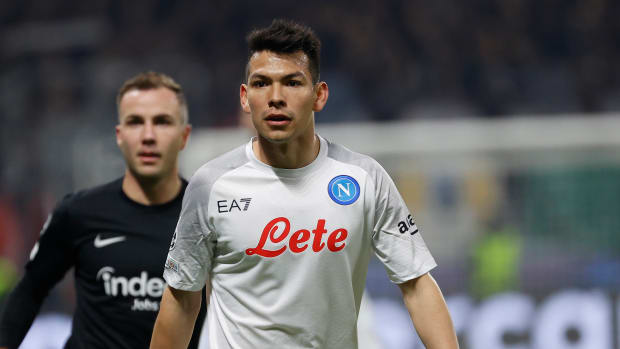 Chucky Lozano del Napoli en partido ante el Frankfurt por la Champions League